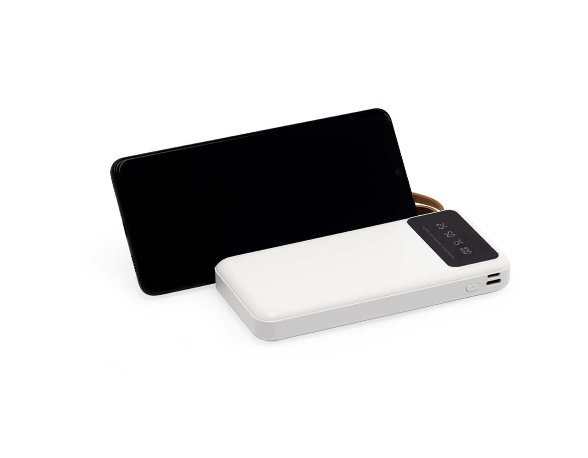 Carregador power bank de 10.000mAh com lanternas, múltiplas saídas e suporte para celular. Fabricado em plástico com display integrado, este power bank vem equipado com quatro cabos de carregamento, eliminando a necessidade de transportar cabos extras. Compatível com entradas V8, Tipo-C, Lightning e USB, praticidade é o sinônimo deste carregador. Com alça de couro sintético e um suporte funcional para celular, estilo gaveta, o power bank possui capacidade real de 6.000mAh para manter os dispositivos sempre carregados. Acompanha cabo USB-V8.