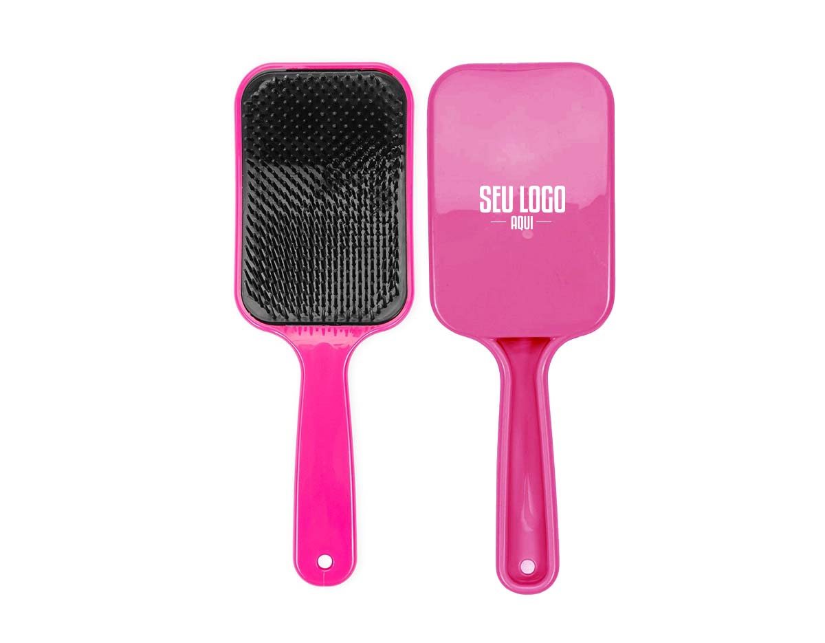 Esta escova raquete ajuda a construir penteados mais belos e completos para o dia a dia. Feita inteiramente em plástico, ela desembaraça e alinha facilmente os fios sem quebrá-los. Conta com cerdas flexíveis posicionada em alturas diferentes, o que a transforma em uma escova seja ideal para todos os comprimentos e curvaturas de cabelos, especialmente os mais longos e volumosos.