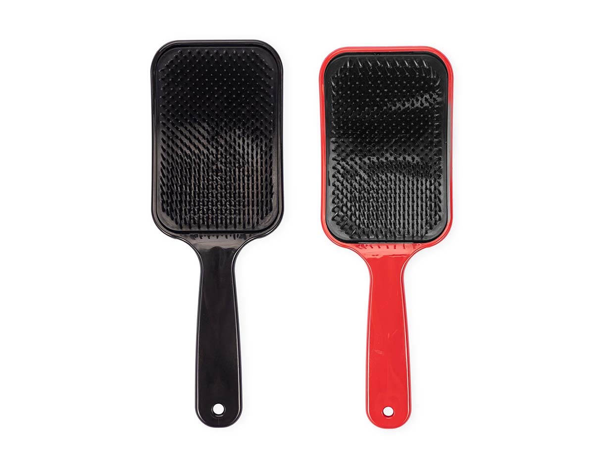 Esta escova raquete ajuda a construir penteados mais belos e completos para o dia a dia. Feita inteiramente em plástico, ela desembaraça e alinha facilmente os fios sem quebrá-los. Conta com cerdas flexíveis posicionada em alturas diferentes, o que a transforma em uma escova seja ideal para todos os comprimentos e curvaturas de cabelos, especialmente os mais longos e volumosos.