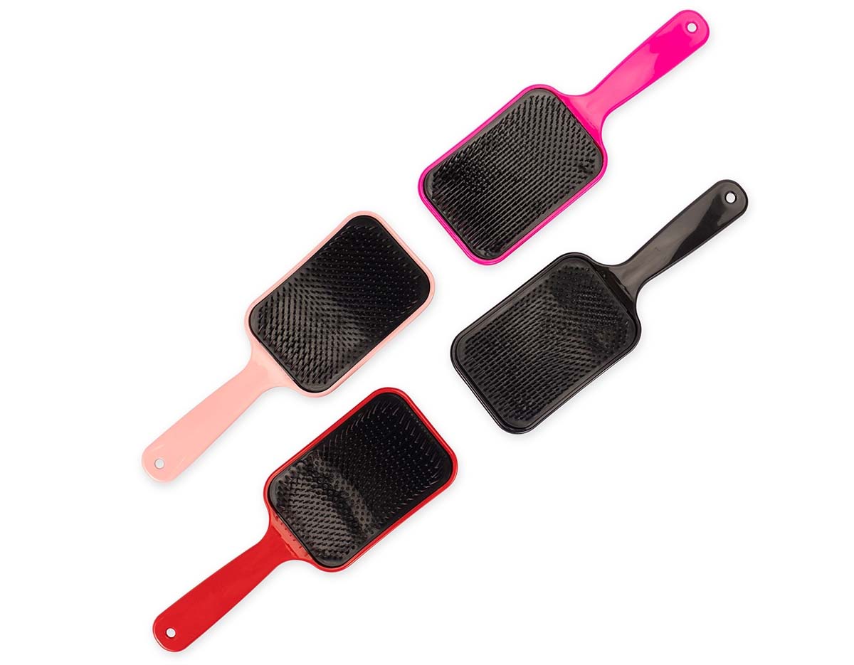 Esta escova raquete ajuda a construir penteados mais belos e completos para o dia a dia. Feita inteiramente em plástico, ela desembaraça e alinha facilmente os fios sem quebrá-los. Conta com cerdas flexíveis posicionada em alturas diferentes, o que a transforma em uma escova seja ideal para todos os comprimentos e curvaturas de cabelos, especialmente os mais longos e volumosos.