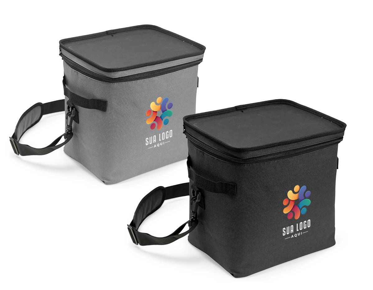  Bolsa térmica confeccionada em poliéster resistente à água, fechamento em zíper e capacidade máxima de 15 litros. Possui revestimento térmico interno em PEVA atóxico e tampa de base firme que pode ser usada como bandeja para refeições. Acompanha alça transversal removível.