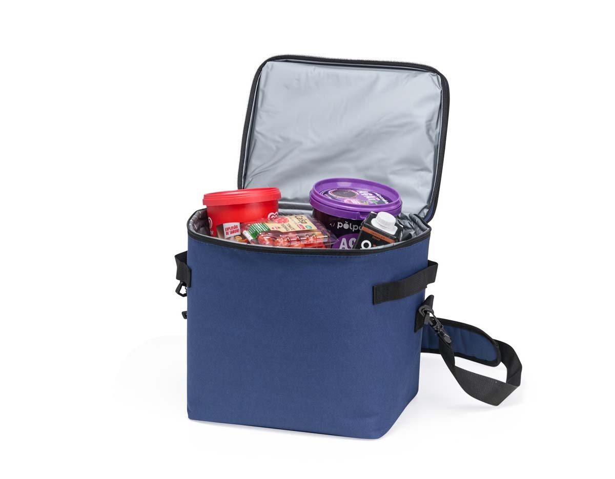  Bolsa térmica confeccionada em poliéster resistente à água, fechamento em zíper e capacidade máxima de 15 litros. Possui revestimento térmico interno em PEVA atóxico e tampa de base firme que pode ser usada como bandeja para refeições. Acompanha alça transversal removível.