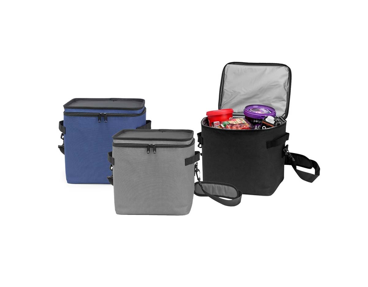  Bolsa térmica confeccionada em poliéster resistente à água, fechamento em zíper e capacidade máxima de 15 litros. Possui revestimento térmico interno em PEVA atóxico e tampa de base firme que pode ser usada como bandeja para refeições. Acompanha alça transversal removível.