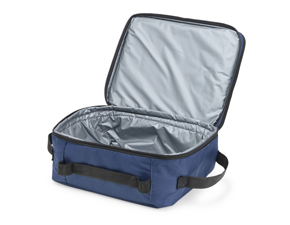 Bolsa térmica compacta feita em poliéster resistente à água com capacidade máxima de 9 litros. Apresenta revestimento térmico interno em PEVA atóxico, o que possibilita a conservação da temperatura de alimentos e bebidas por mais tempo. Conta ainda com alças laterais em nylon e tampa de base firme que pode ser usada como bandeja para refeições.