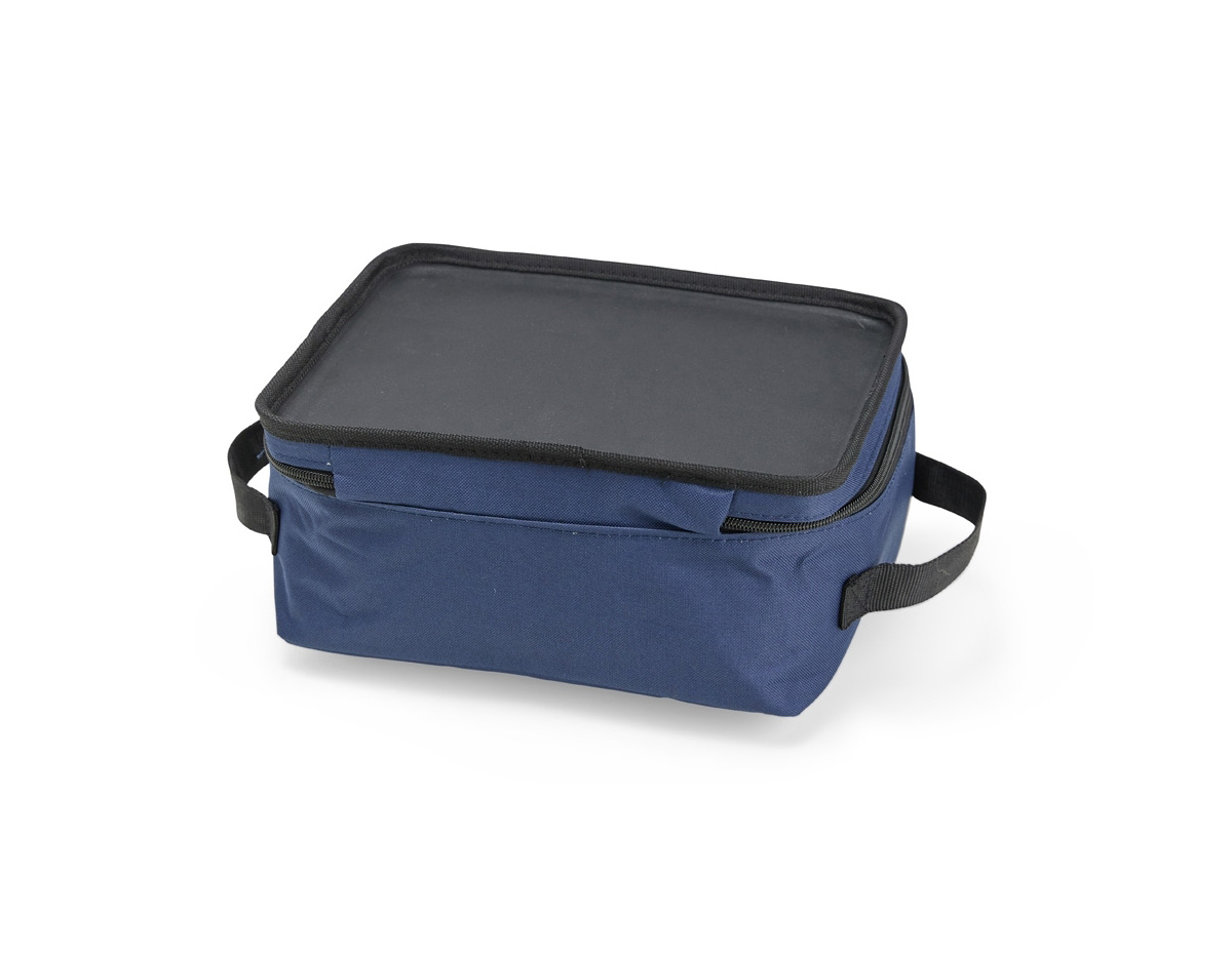 Bolsa térmica compacta feita em poliéster resistente à água com capacidade máxima de 9 litros. Apresenta revestimento térmico interno em PEVA atóxico, o que possibilita a conservação da temperatura de alimentos e bebidas por mais tempo. Conta ainda com alças laterais em nylon e tampa de base firme que pode ser usada como bandeja para refeições.