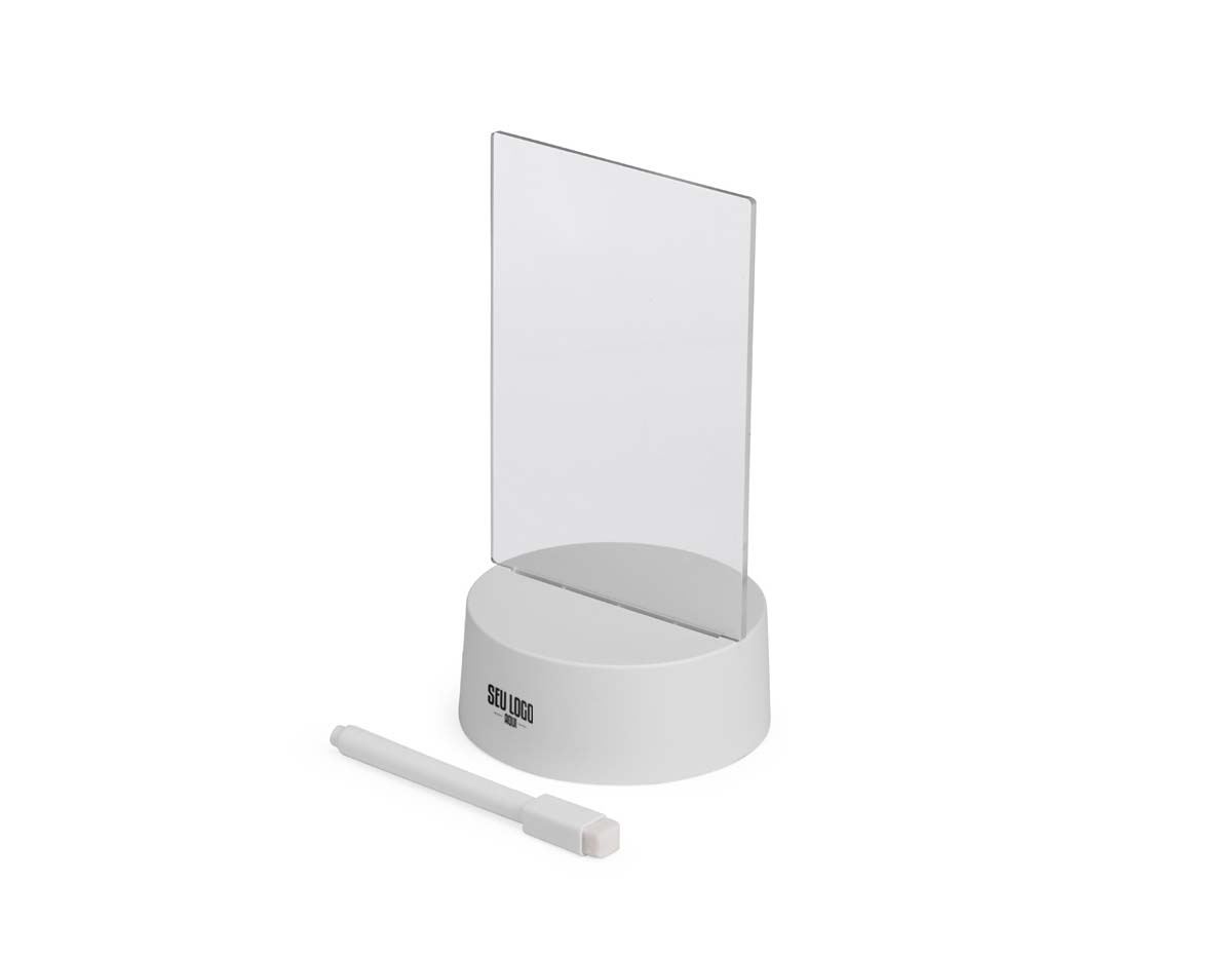 Luminária de LED com tela acrílica 3D ideal para deixar recados, lembretes ou desenhos. Conecta-se via cabo USB integrado à base plástica e acompanha caneta com apagador. Une iluminação e funcionalidade, tornando o ambiente mais aconchegante e interativo.