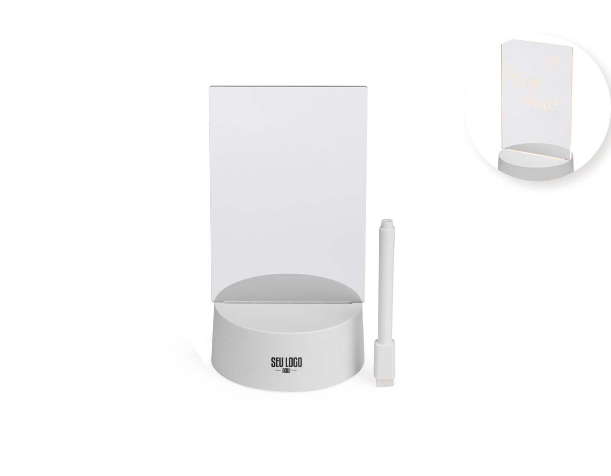 Luminária de LED com tela acrílica 3D ideal para deixar recados, lembretes ou desenhos. Conecta-se via cabo USB integrado à base plástica e acompanha caneta com apagador. Une iluminação e funcionalidade, tornando o ambiente mais aconchegante e interativo.