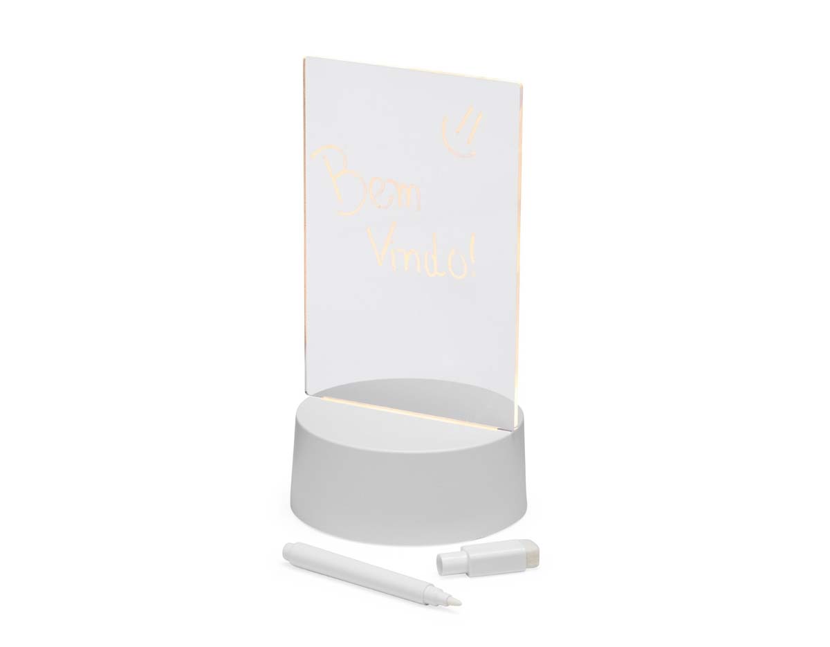 Luminária de LED com tela acrílica 3D ideal para deixar recados, lembretes ou desenhos. Conecta-se via cabo USB integrado à base plástica e acompanha caneta com apagador. Une iluminação e funcionalidade, tornando o ambiente mais aconchegante e interativo.