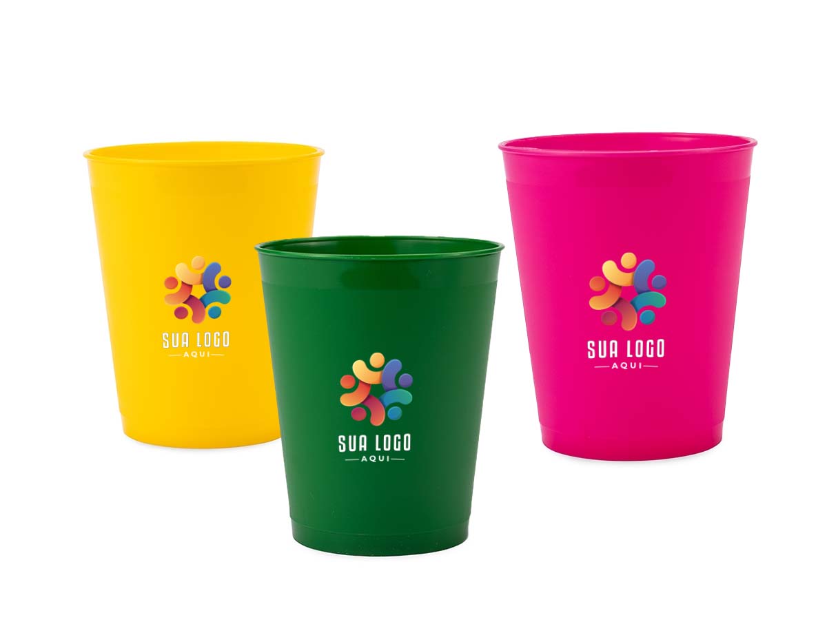 Copo reutilizável em plástico polipropileno (PP) com capacidade de 450ml. Leve e resistente, é indicado para uso em casa, festas ou eventos diversos, adaptando-se a diferentes ocasiões com praticidade.