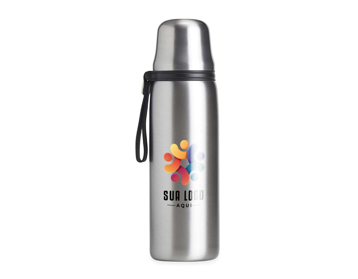 Garrafa térmica feita em inox 304 com parede dupla, capacidade de 850ml. Com alça emborrachada para transporte, a garrafa contém filtro infusor, tampa com botão de acionamento e tampa externa utilizável como copo.
