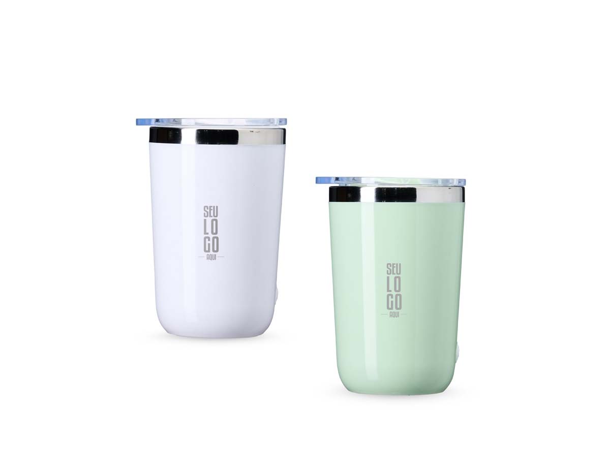 Copo plástico com misturador magnético de 300ml, ideal para misturar líquidos e pós como café, chá e proteínas. Possui motor de alta velocidade acionado por um clique, corpo em aço inox SUS 304, tampa acrílica com bocal e trava, além de recarga via USB.  Obs. Lavar o produto com cuidado para que a água não entre em contato com o circuito elétrico e não o danifique.