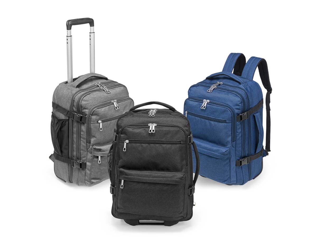 Mochila de 17L feita em poliéster impermeável, com alça retrátil em metal, botão e freios em plástico. Possui diversos bolsos: dois frontais, um lateral em tela, um interno em tela e um superior para guardar a alça. Pode ser usada nas costas ou como mala de mão, com alças superior e lateral reforçadas.