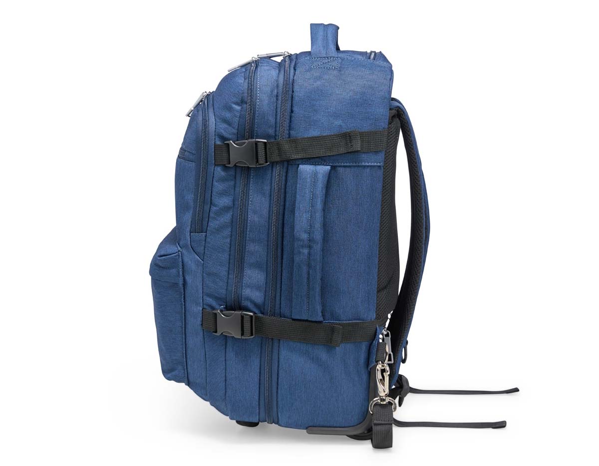 Mochila de 17L feita em poliéster impermeável, com alça retrátil em metal, botão e freios em plástico. Possui diversos bolsos: dois frontais, um lateral em tela, um interno em tela e um superior para guardar a alça. Pode ser usada nas costas ou como mala de mão, com alças superior e lateral reforçadas.