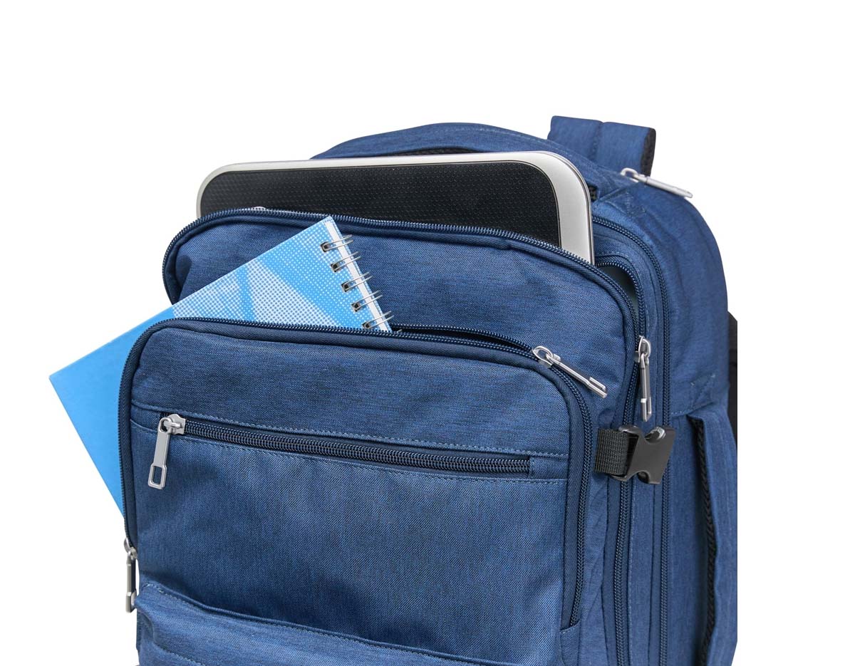 Mochila de 17L feita em poliéster impermeável, com alça retrátil em metal, botão e freios em plástico. Possui diversos bolsos: dois frontais, um lateral em tela, um interno em tela e um superior para guardar a alça. Pode ser usada nas costas ou como mala de mão, com alças superior e lateral reforçadas.