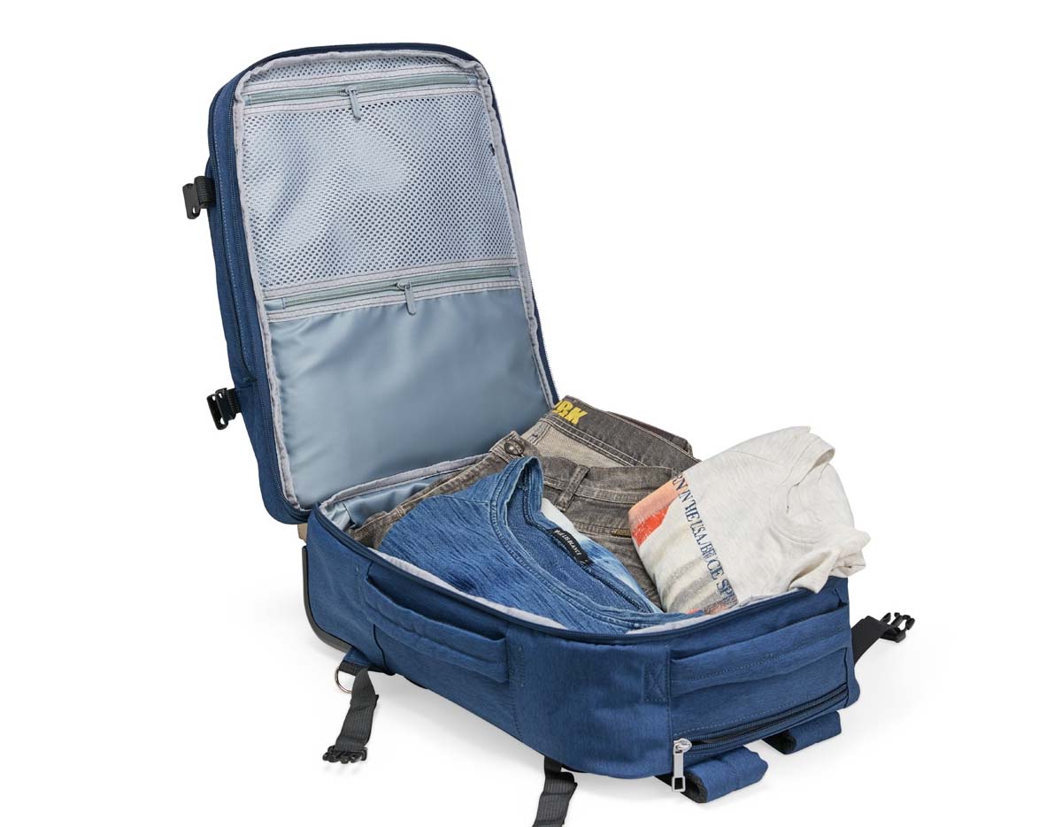Mochila de 17L feita em poliéster impermeável, com alça retrátil em metal, botão e freios em plástico. Possui diversos bolsos: dois frontais, um lateral em tela, um interno em tela e um superior para guardar a alça. Pode ser usada nas costas ou como mala de mão, com alças superior e lateral reforçadas.