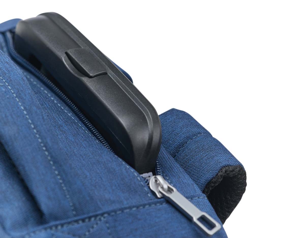 Mochila de 17L feita em poliéster impermeável, com alça retrátil em metal, botão e freios em plástico. Possui diversos bolsos: dois frontais, um lateral em tela, um interno em tela e um superior para guardar a alça. Pode ser usada nas costas ou como mala de mão, com alças superior e lateral reforçadas.