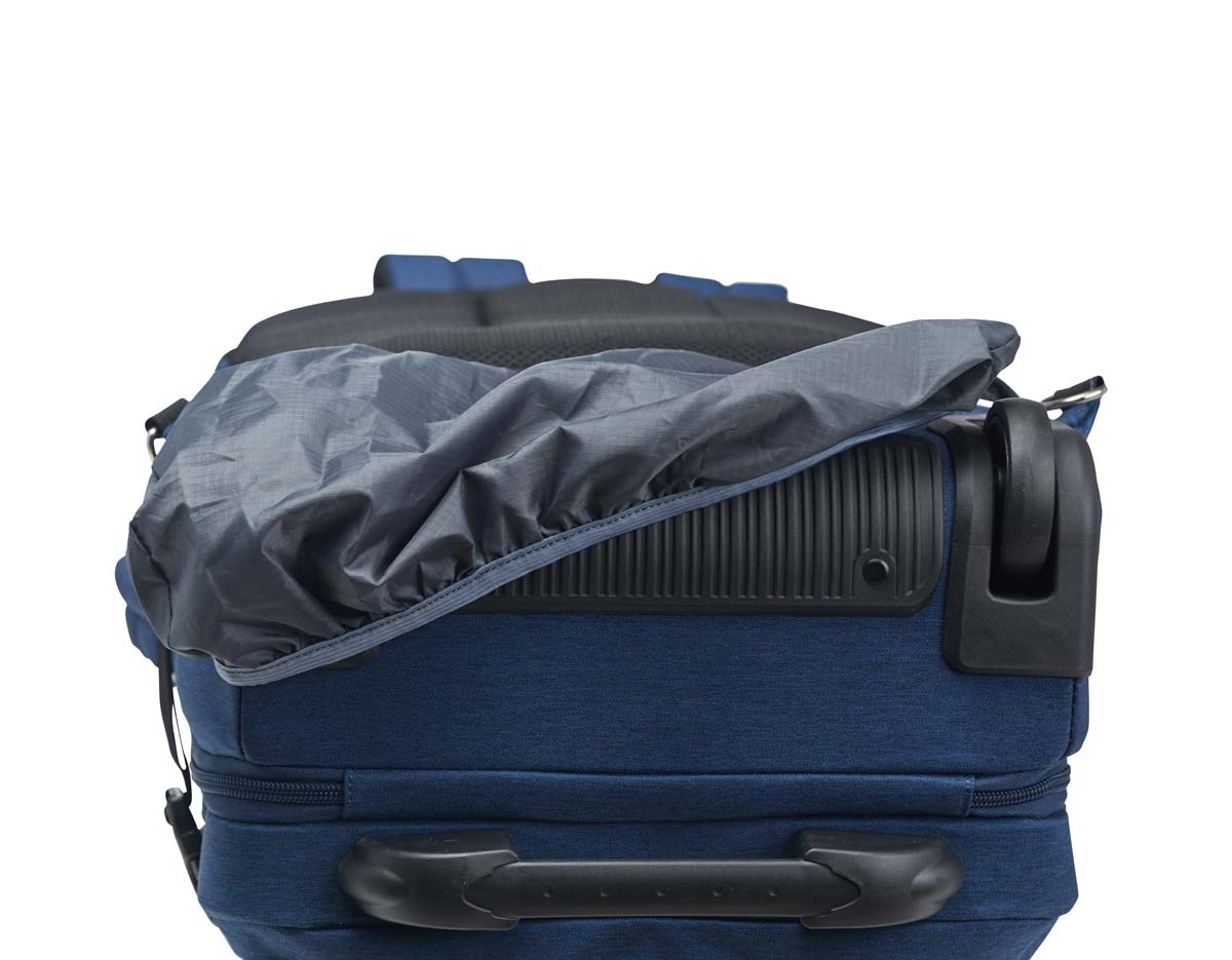 Mochila de 17L feita em poliéster impermeável, com alça retrátil em metal, botão e freios em plástico. Possui diversos bolsos: dois frontais, um lateral em tela, um interno em tela e um superior para guardar a alça. Pode ser usada nas costas ou como mala de mão, com alças superior e lateral reforçadas.