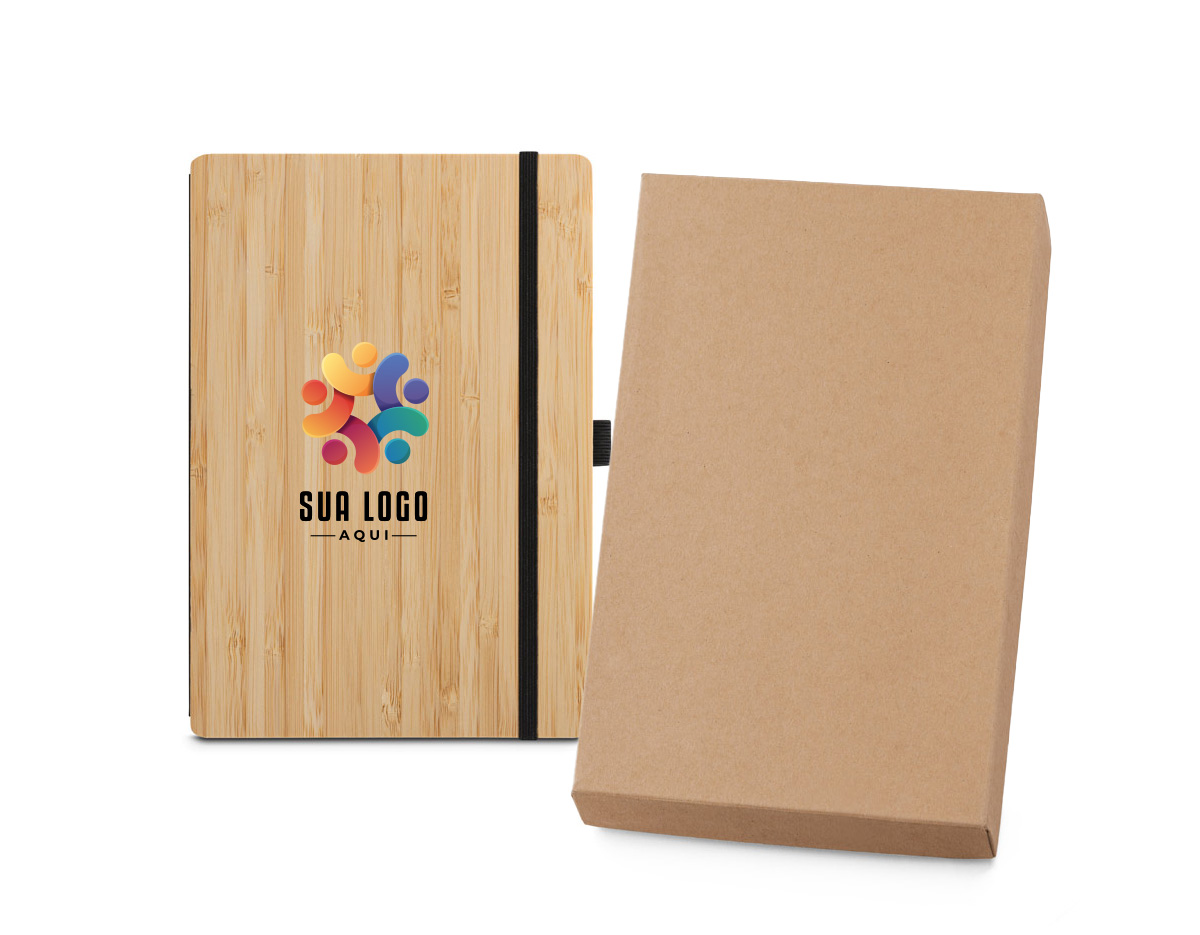 O caderno de capa e contracapa em placa de bambu e lombada em poliéster 100% reciclado (100% rPET). Interior contém 96 folhas pautadas com papel reciclado. Suporte para esferográfica (inclusa) e elástico para fecho do caderno.