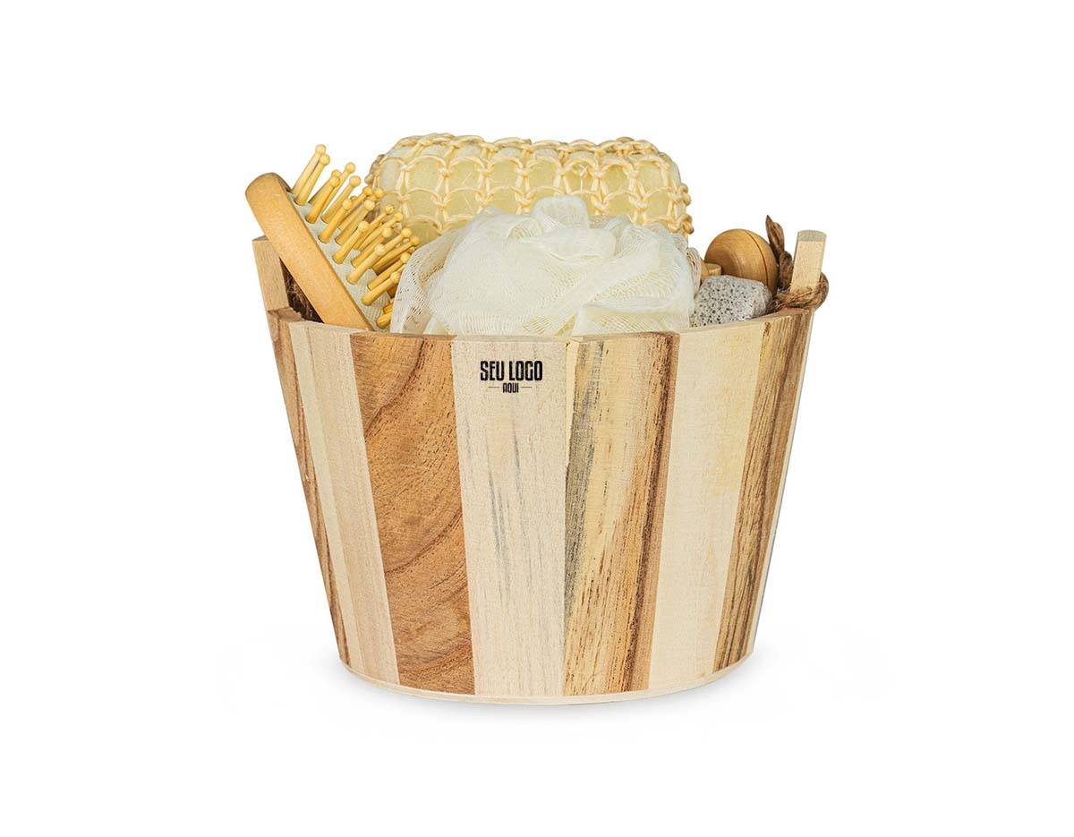 Kit banho com 6 peças: escova de madeira para cabelos, pedra-pomes para esfoliação, massageador facial de madeira, duas esponjas e balde de madeira com alça de corda. Ideal para proporcionar cuidados e conforto durante o banho, com itens funcionais e materiais naturais.