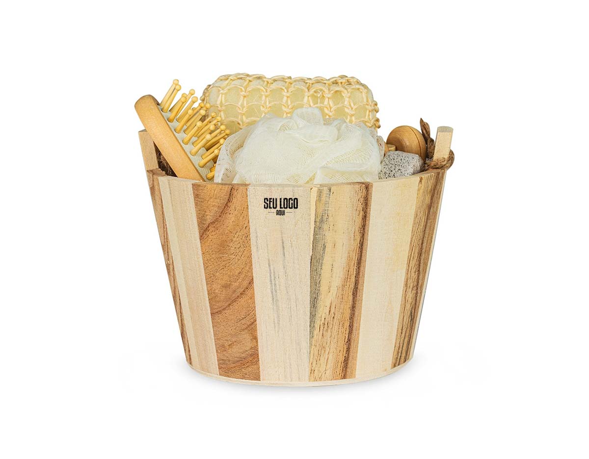 Kit banho com 6 peças: escova de madeira para cabelos, pedra-pomes para esfoliação, massageador facial de madeira, duas esponjas e balde de madeira com alça de corda. Ideal para proporcionar cuidados e conforto durante o banho, com itens funcionais e materiais naturais.