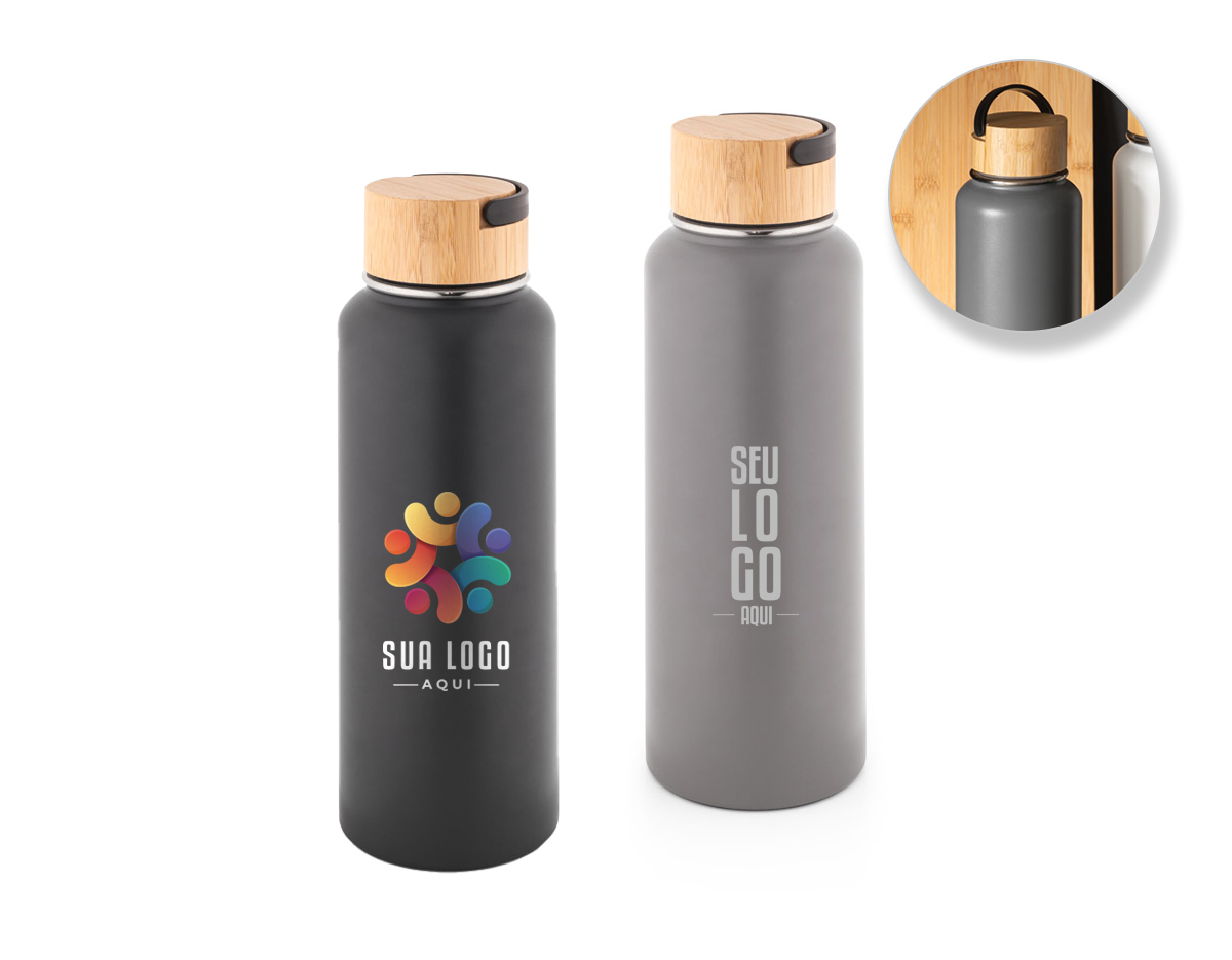 Garrafa em aço inox (90% reciclado) de parede dupla térmica, isolada a vácuo. Parede com revestimento em pó oferecendo mais durabilidade e resistência. Tampa em bambu com pega em plástico que facilita o transporte. Grande capacidade até 1.2 L.