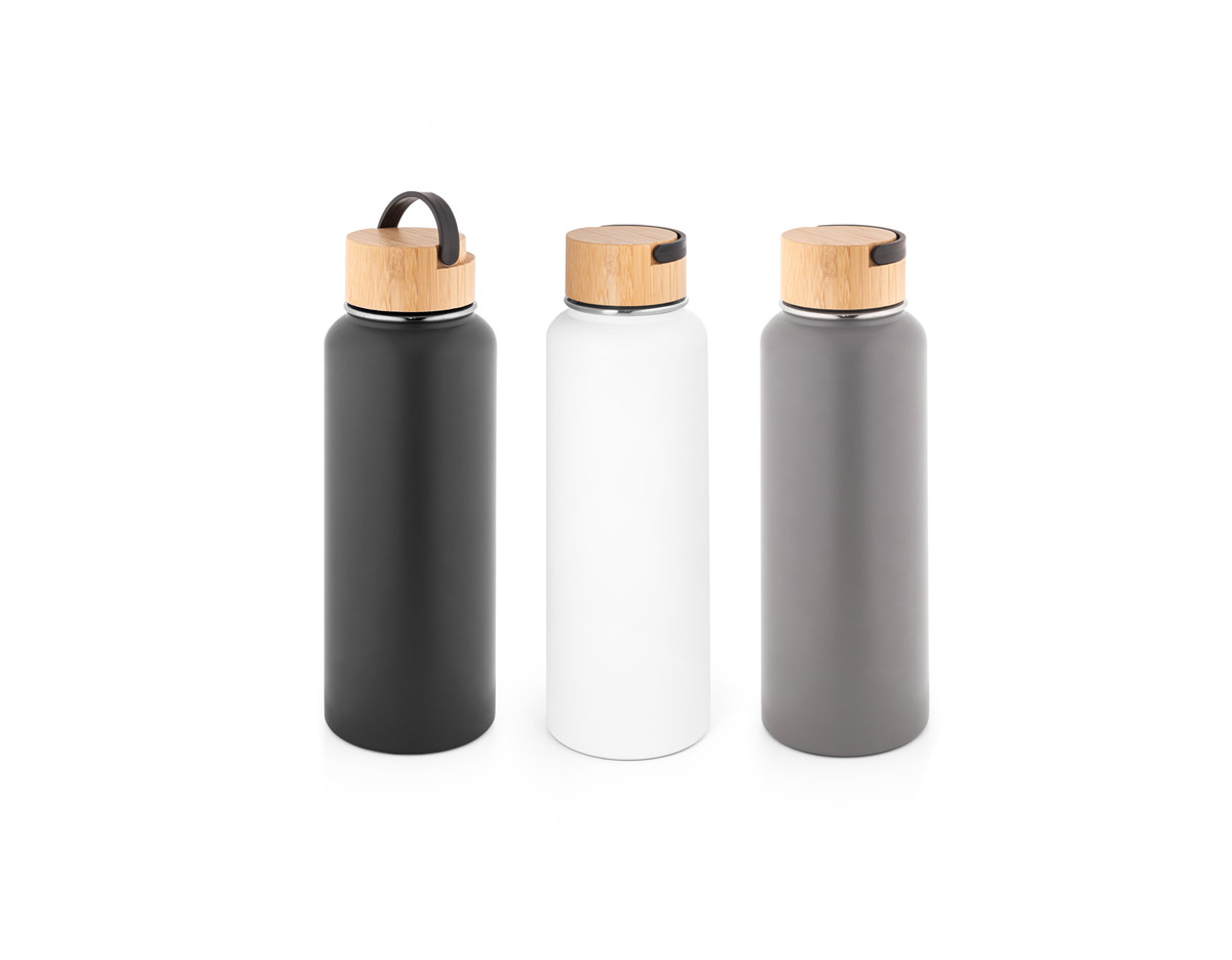 Garrafa em aço inox (90% reciclado) de parede dupla térmica, isolada a vácuo. Parede com revestimento em pó oferecendo mais durabilidade e resistência. Tampa em bambu com pega em plástico que facilita o transporte. Grande capacidade até 1.2 L.