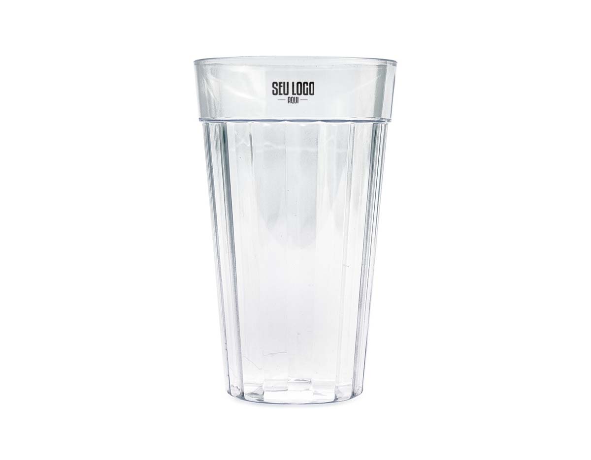 Copo em plástico PS cristal transparente, com capacidade de 450?ml. Ideal para servir drinques, coquetéis, sucos ou refrigerantes em diversas ocasiões, como reuniões com amigos, família ou clientes, oferecendo praticidade e versatilidade no uso.