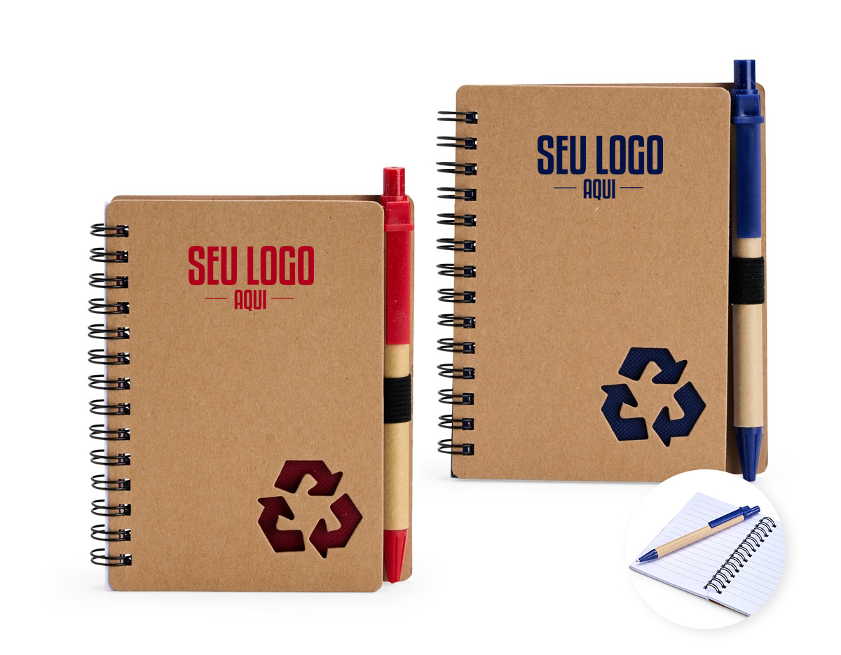 Caderno com capa de papelão e detalhe vazado em forma de símbolo de reciclagem. Possui encadernação Wire-O, cerca de 70 folhas pautadas brancas e elástico para caneta. Acompanha esferográfica azul (1,0 mm), com corpo em papelão, clique e ponteira plástica. Ideal para anotações diárias.