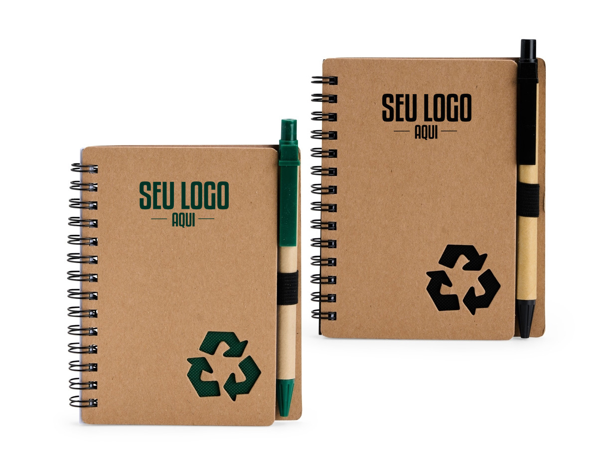 Caderno com capa de papelão e detalhe vazado em forma de símbolo de reciclagem. Possui encadernação Wire-O, cerca de 70 folhas pautadas brancas e elástico para caneta. Acompanha esferográfica azul (1,0 mm), com corpo em papelão, clique e ponteira plástica. Ideal para anotações diárias.