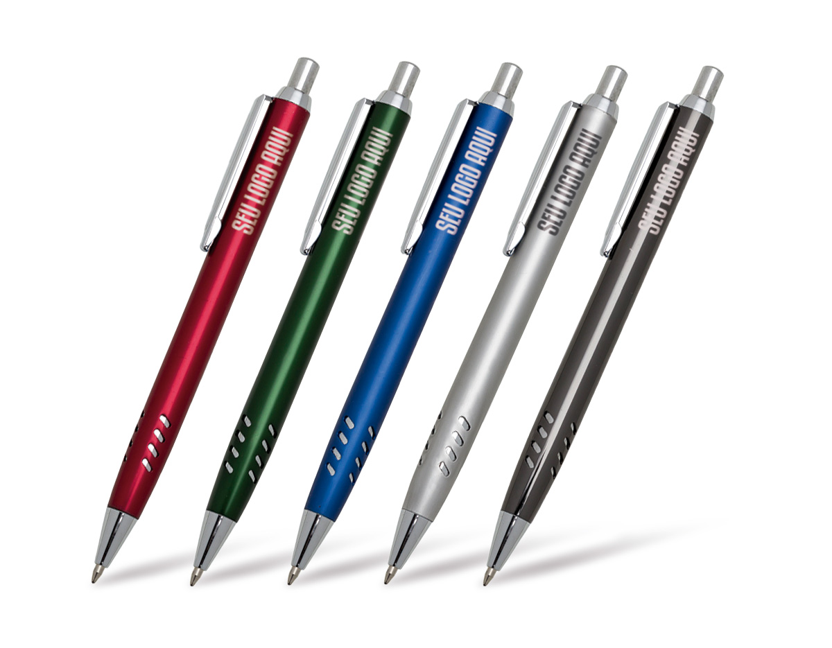 Caneta fabricada em metal, equipada com carga esferográfica na cor azul. Seu mecanismo de acionamento é feito por clique, proporcionando praticidade no uso.