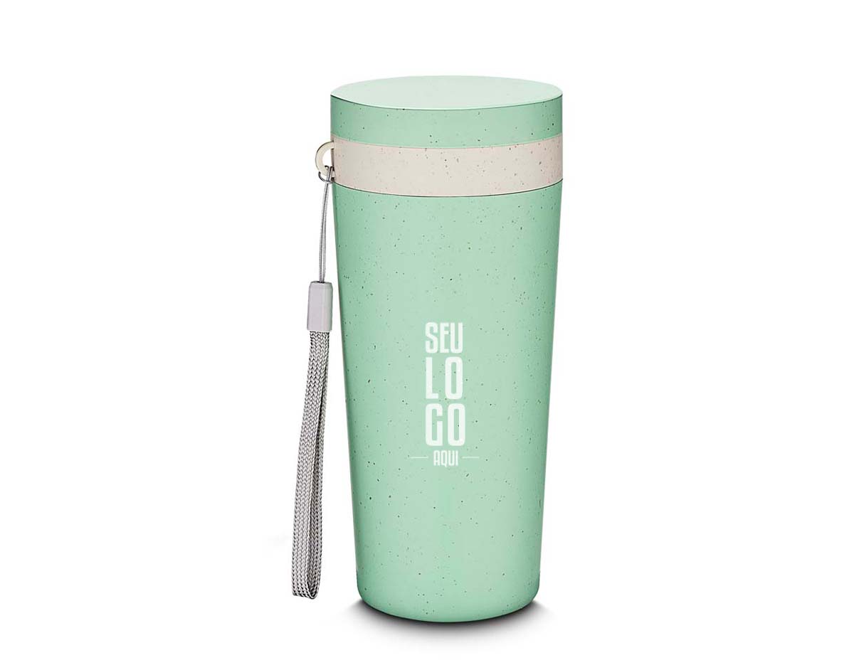 Copo plástico com parede dupla, produzido com fibra de trigo e plástico, com capacidade de 300ml, alça para transporte e tampa rosqueável.