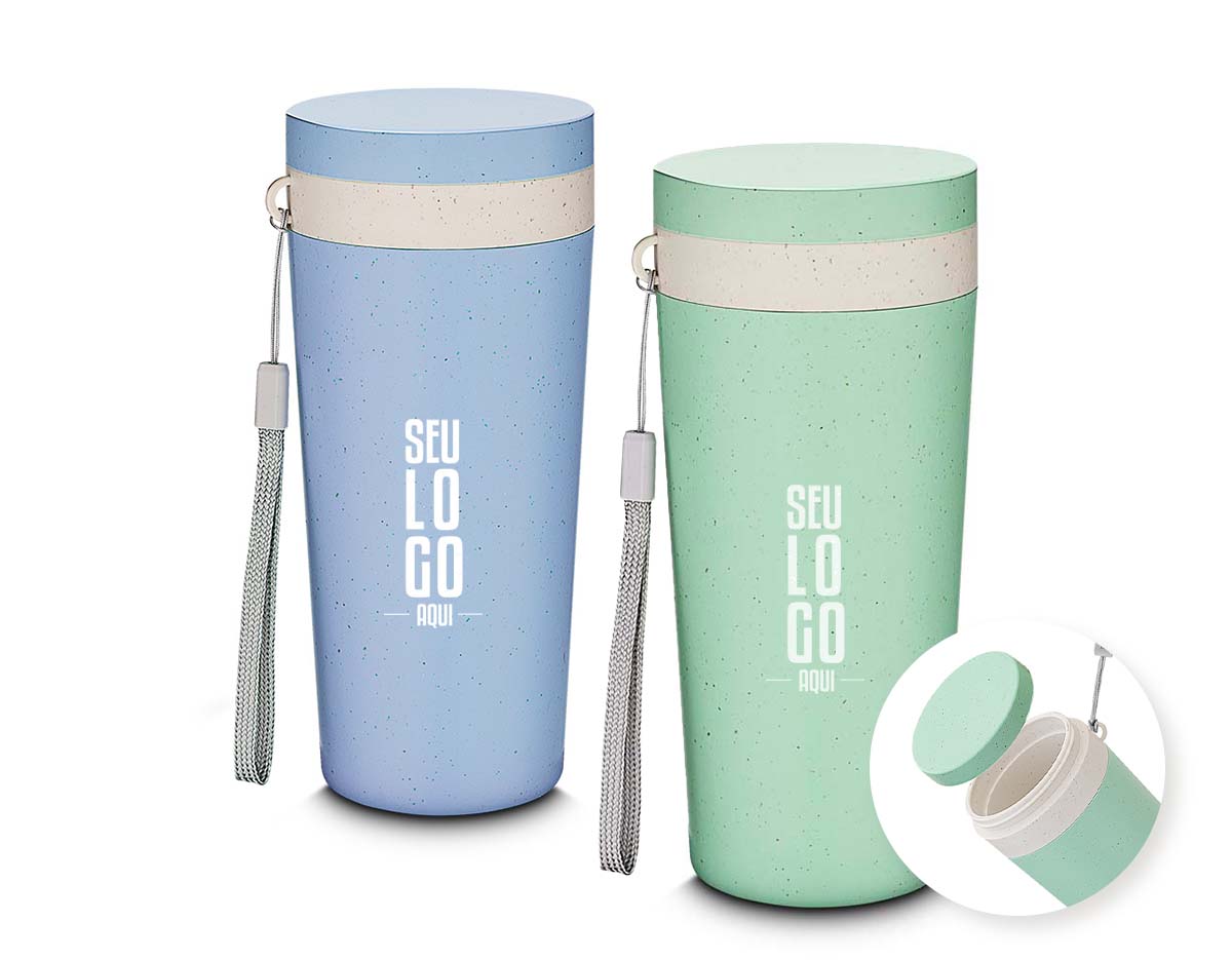 Copo plástico com parede dupla, produzido com fibra de trigo e plástico, com capacidade de 300ml, alça para transporte e tampa rosqueável.