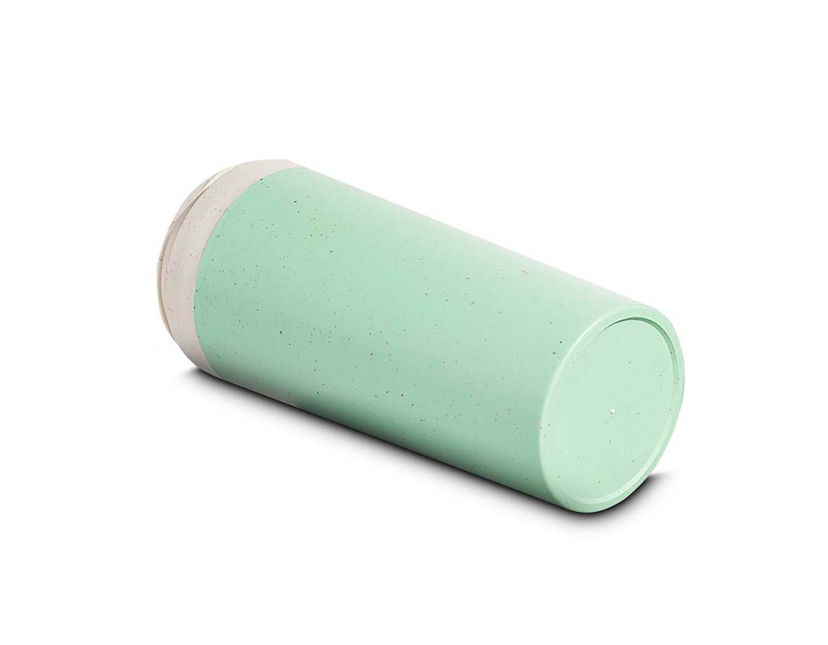 Copo plástico com parede dupla, produzido com fibra de trigo e plástico, com capacidade de 300ml, alça para transporte e tampa rosqueável.