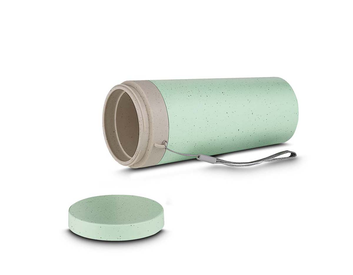 Copo plástico com parede dupla, produzido com fibra de trigo e plástico, com capacidade de 300ml, alça para transporte e tampa rosqueável.