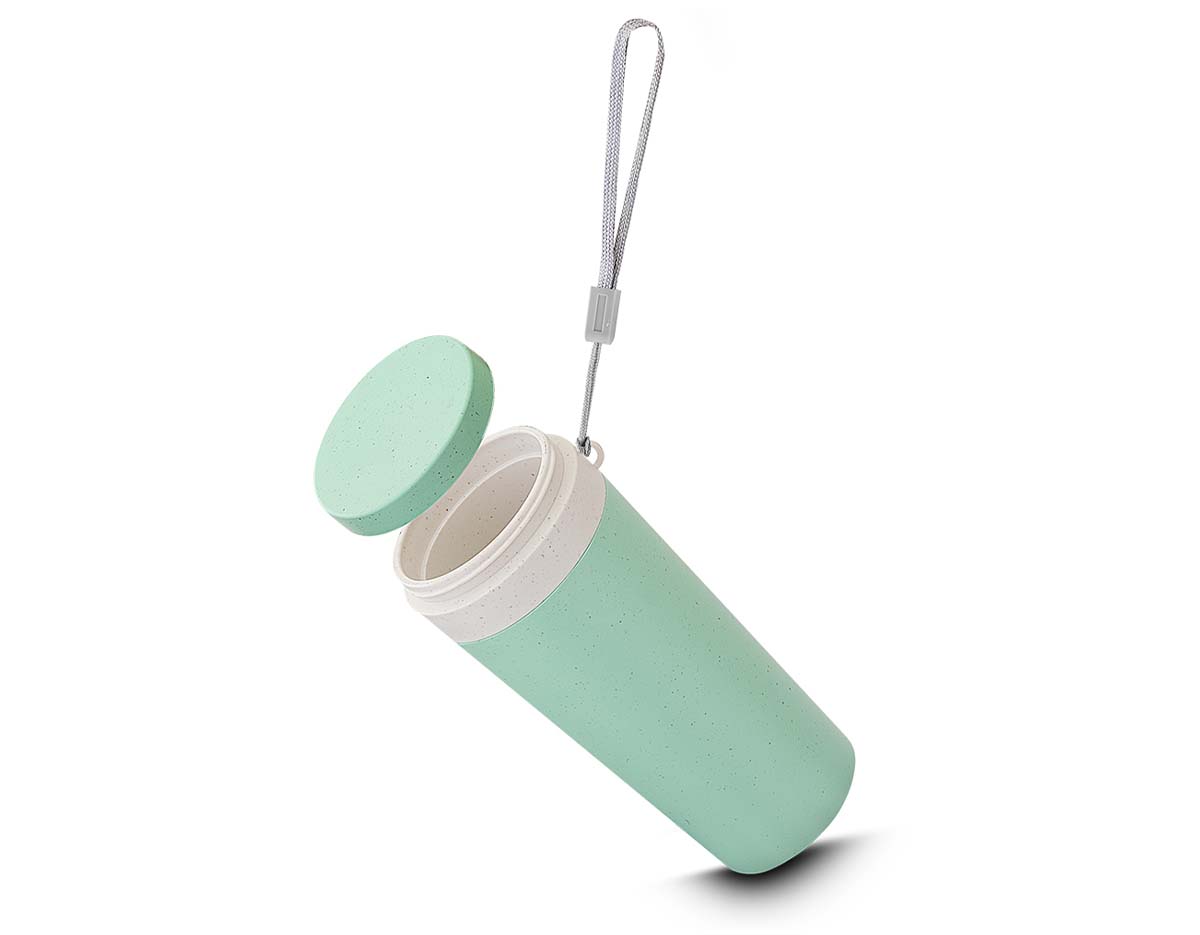 Copo plástico com parede dupla, produzido com fibra de trigo e plástico, com capacidade de 300ml, alça para transporte e tampa rosqueável.