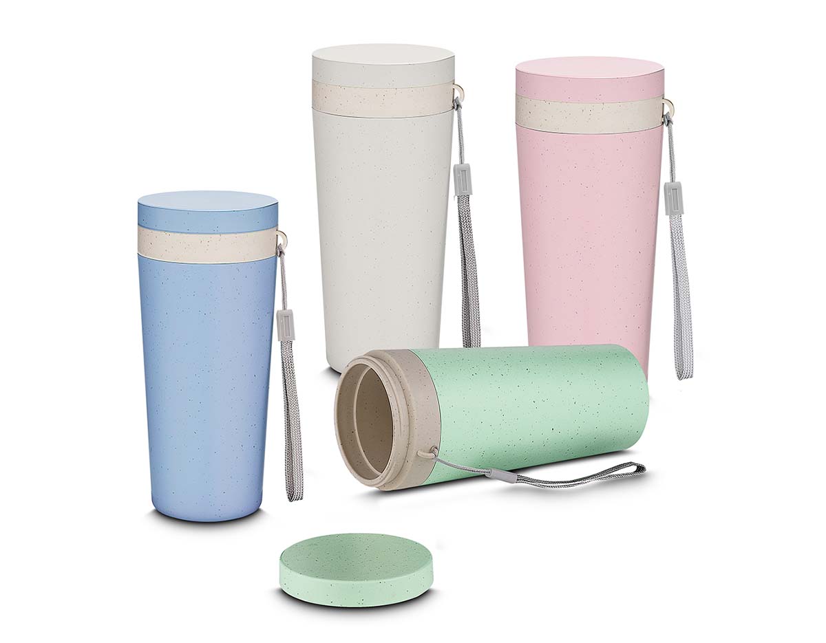 Copo plástico com parede dupla, produzido com fibra de trigo e plástico, com capacidade de 300ml, alça para transporte e tampa rosqueável.