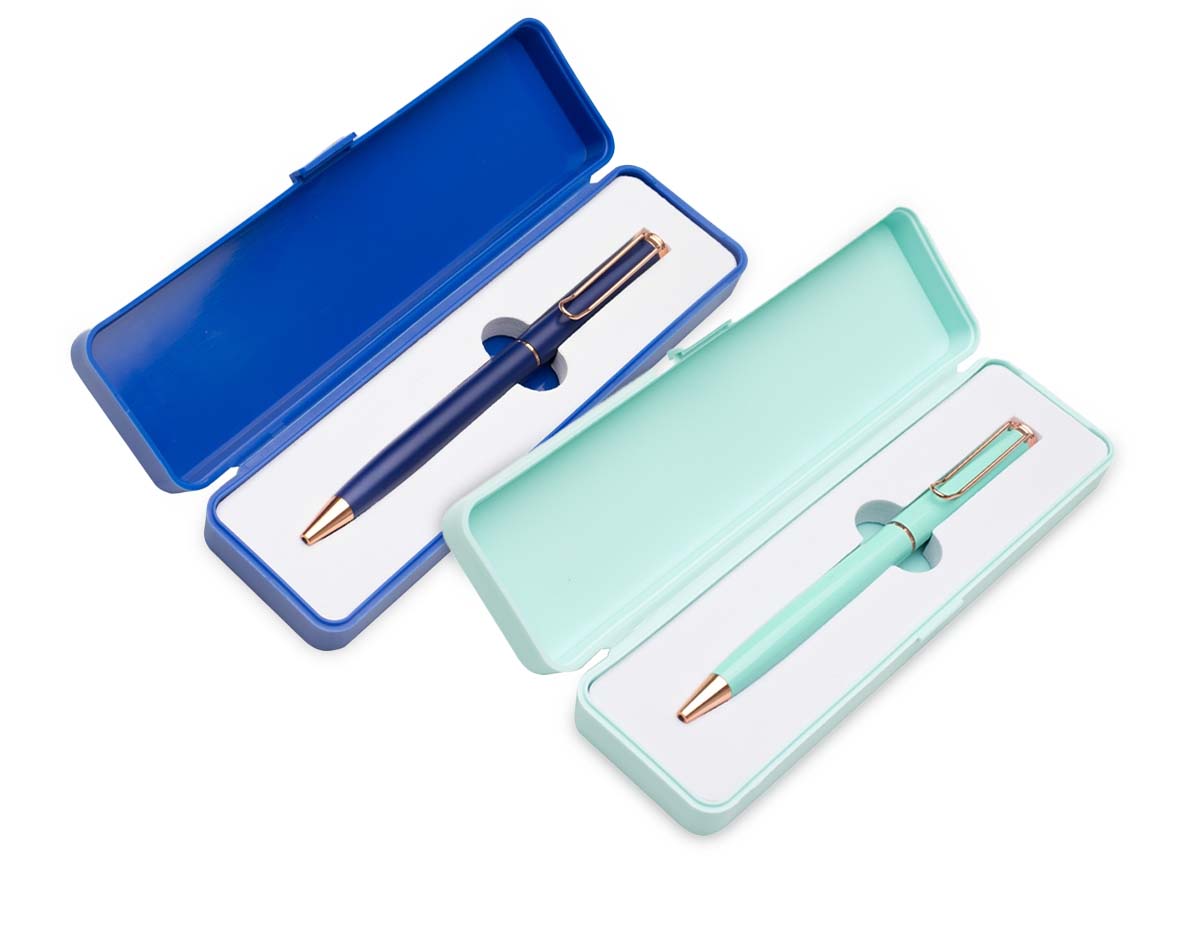 Elegante conjunto composto por caneta metálica com carga esferográfica azul e acionamento por rotação, que garante praticidade e um toque sofisticado. Acompanha estojo em plástico rígido, com berço interno espumado, proporcionando proteção e apresentação refinada. Ideal para brindes corporativos, premiações ou ocasiões especiais que exigem bom gosto e qualidade.