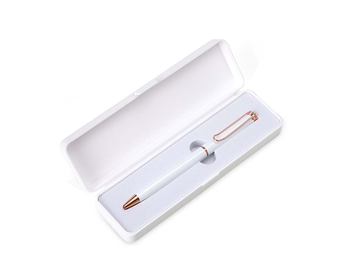 Elegante conjunto composto por caneta metálica com carga esferográfica azul e acionamento por rotação, que garante praticidade e um toque sofisticado. Acompanha estojo em plástico rígido, com berço interno espumado, proporcionando proteção e apresentação refinada. Ideal para brindes corporativos, premiações ou ocasiões especiais que exigem bom gosto e qualidade.