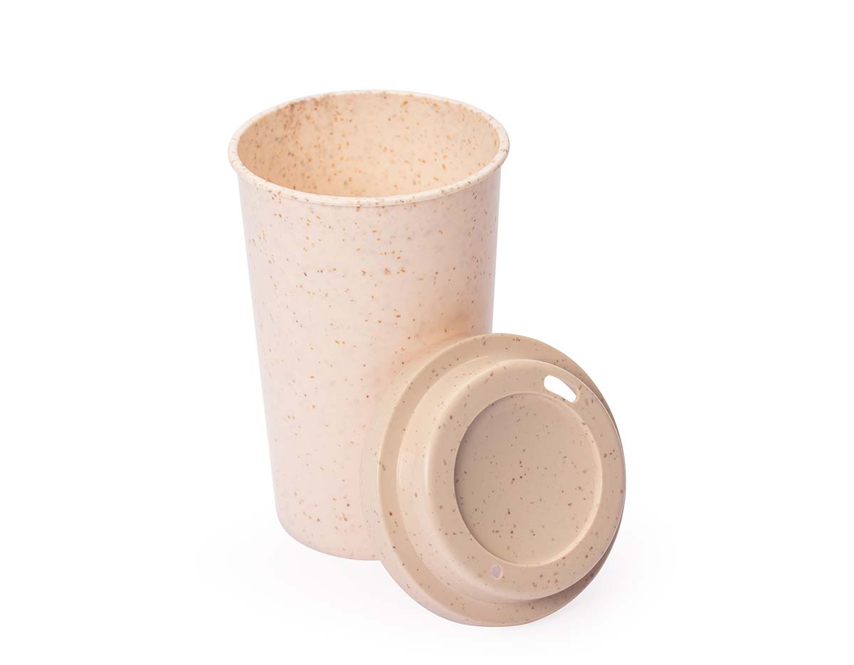 Os copos feitos em fibra de arroz são uma alternativa sustentável ao plástico, com a qualidade idêntica mas sem os impactos negativos para a natureza. Sua estrutura resistente ao calor e ao frio, tampa rosqueável de bocal e capacidade máxima de 350ml, é uma opção sob medida para aquele café ou chá indispensável de todo dia.