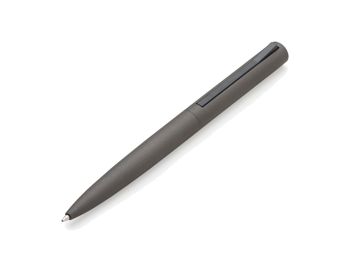 Caneta semimetálica de design elegante e moderno, equipada com carga esferográfica azul de escrita suave e uniforme. Possui sistema de acionamento prático por pressão no clipe, unindo funcionalidade e estilo em um só produto. Ideal para uso diário no trabalho, na escola ou em ambientes corporativos.