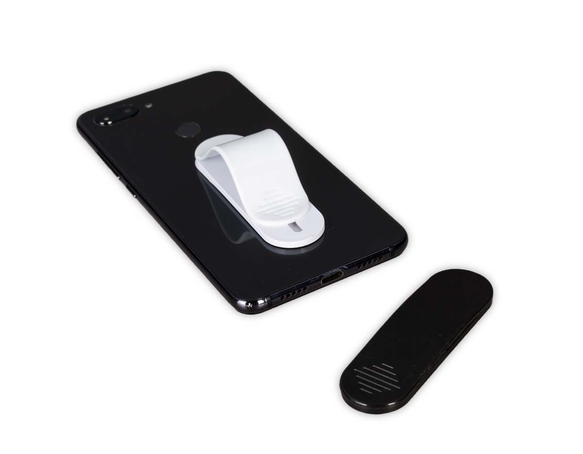 Suporte emborrachado para celular com verso adesivo. De uso retrátil, basta empurrar a parte em relevo para formar um anel, que pode ser usado nos dedos ou como apoio para manter o celular na posição desejada.