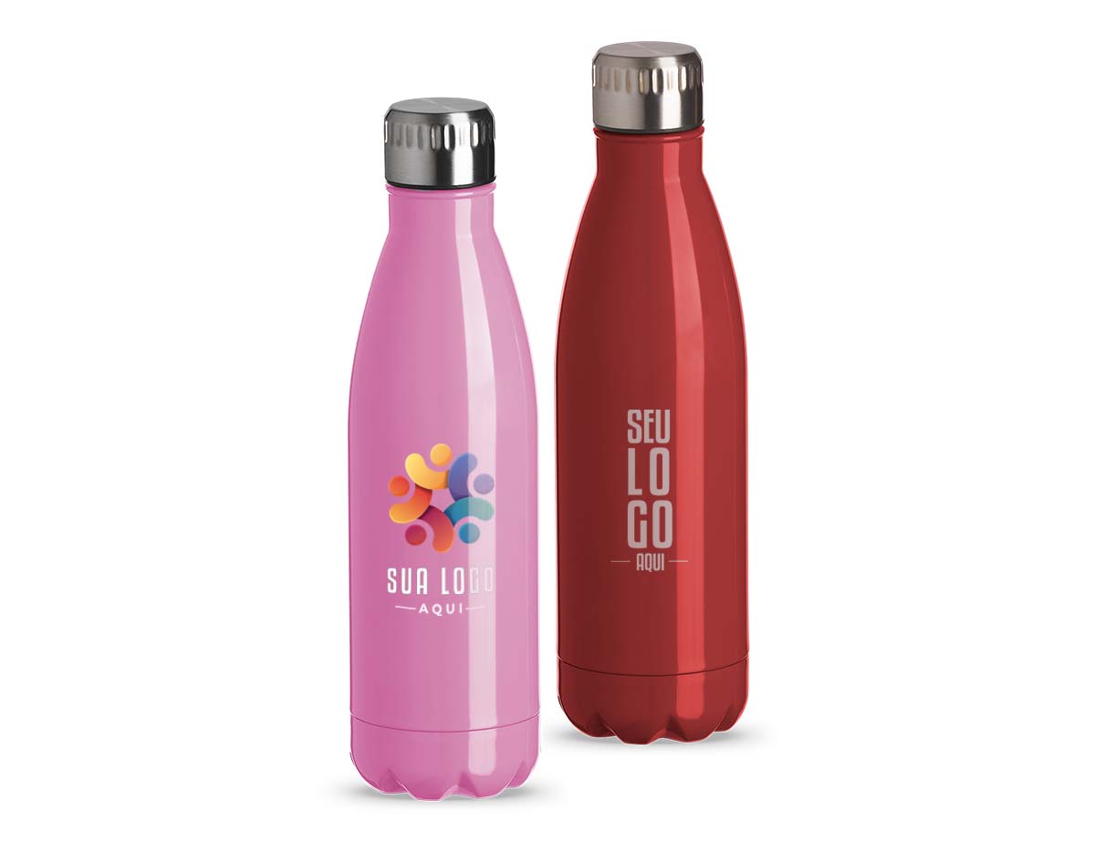 Garrafa em aço inox com capacidade de 750 ml, tampa rosqueável e anel de silicone que garante vedação. O design inclui frisos na tampa.