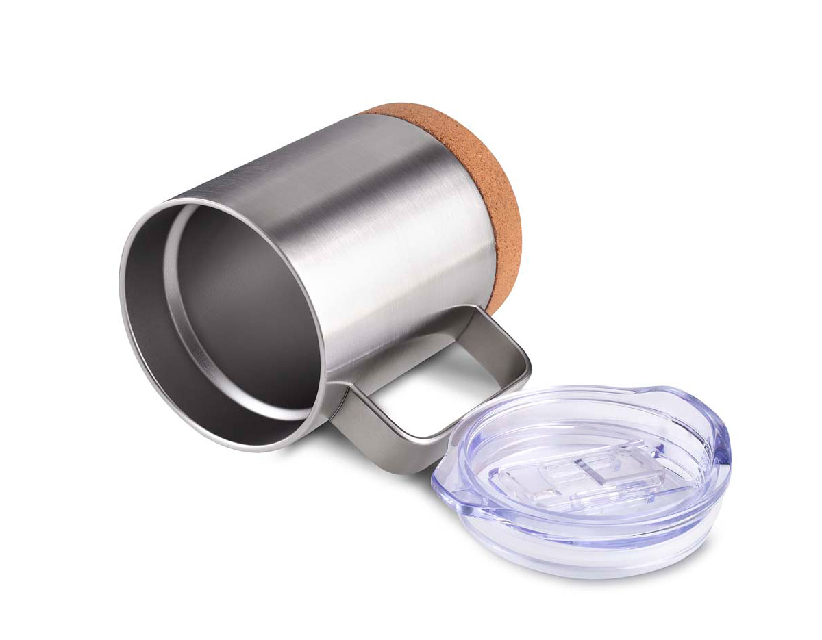 Caneca térmica em aço inox brilhante com capacidade de 350 ml. Possui parede dupla isolada a vácuo, tampa plástica com anel de silicone, alça lateral em inox na cor do produto e base em cortiç