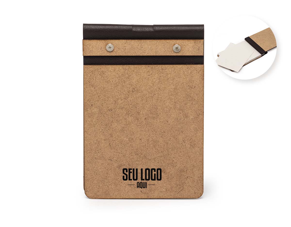 Bloco de anotações Ecológico em MDF com porta caneta e detalhes em couro sintético. Contém aproximadamente 98 folhas recicláveis e sem pauta. OBS.: NÃO ACOMPANHA CANETA, IMAGEM MERAMENTE ILUSTRATIVA.