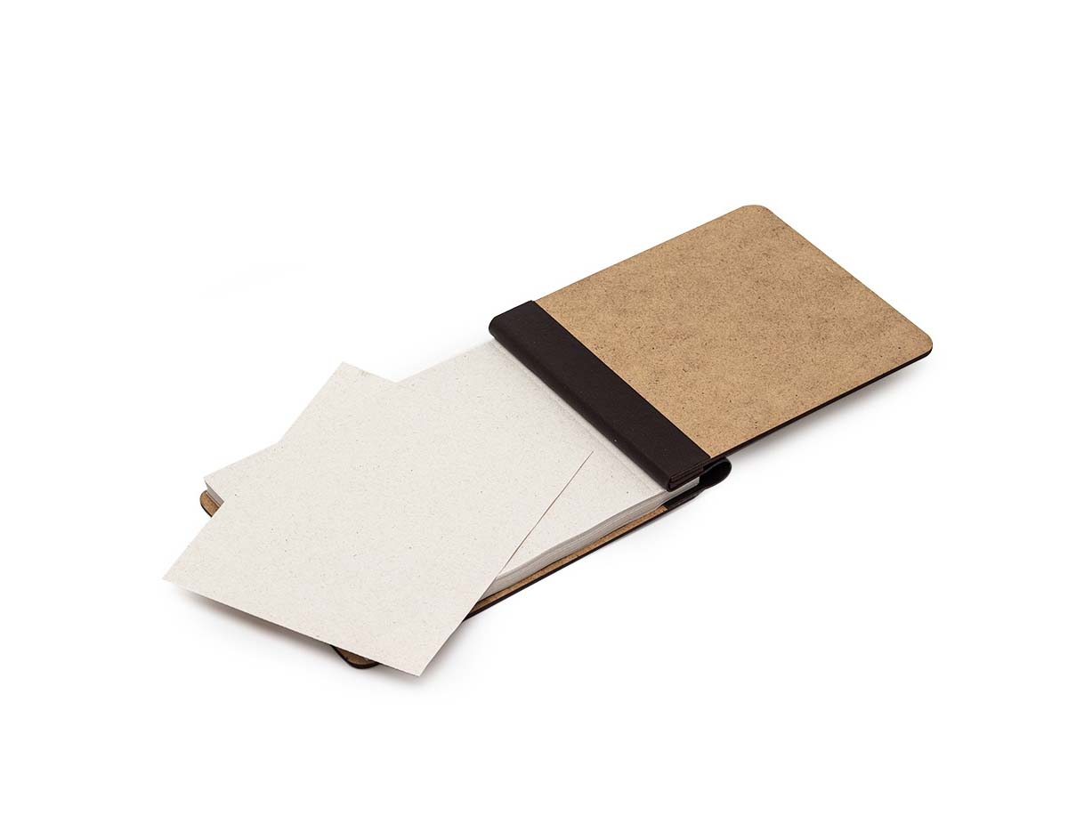 Bloco de anotações Ecológico em MDF com porta caneta e detalhes em couro sintético. Contém aproximadamente 98 folhas recicláveis e sem pauta. OBS.: NÃO ACOMPANHA CANETA, IMAGEM MERAMENTE ILUSTRATIVA.