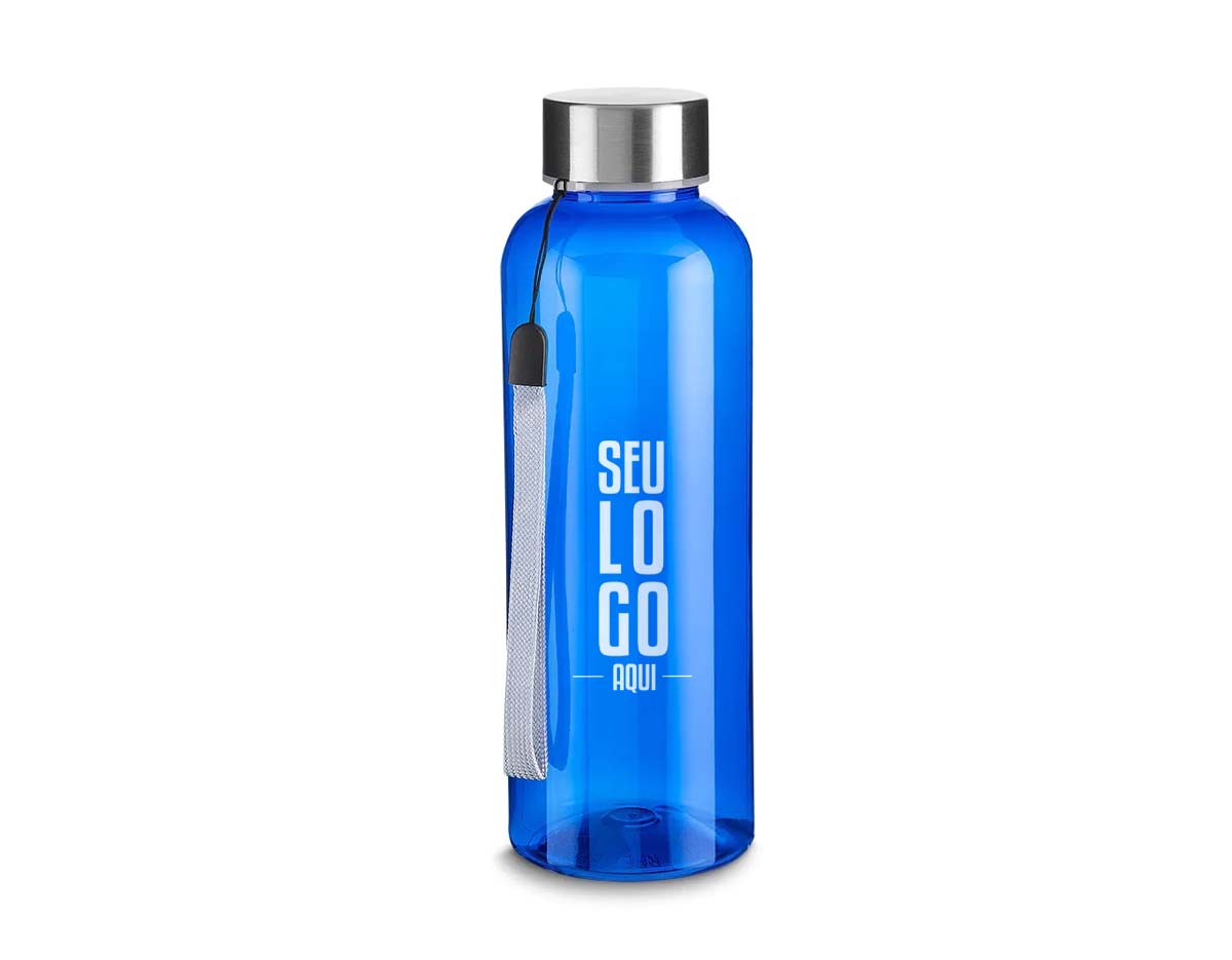 Garrafa plástica de 500ml produzida em PET reciclado, contribuindo para a sustentabilidade. Possui tampa de metal rosqueável com cordão, que facilita o transporte no dia a dia. Leve, prática e resistente, é ideal para hidratação em atividades, trabalho ou lazer. Perfeita como brinde ecológico e personalizado.