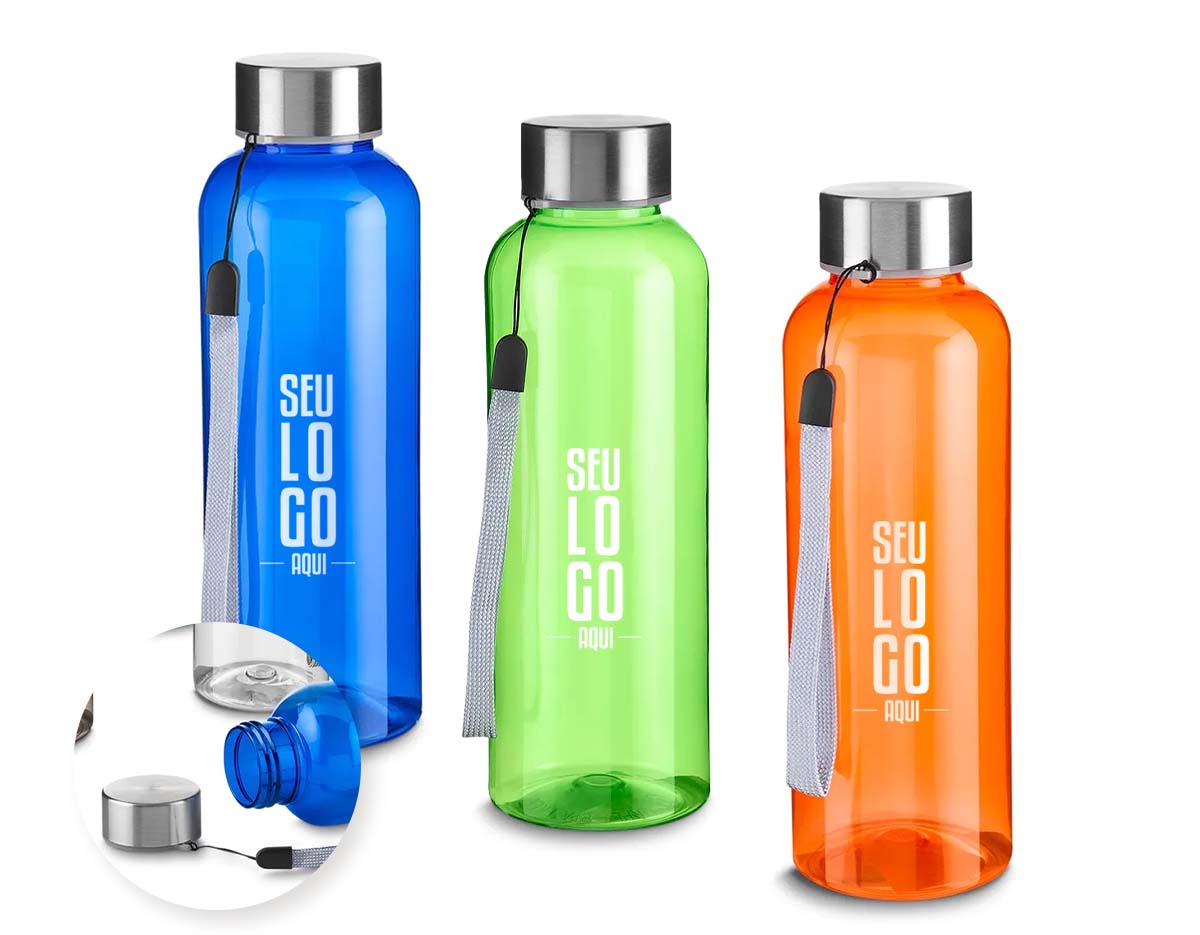Garrafa plástica de 500ml produzida em PET reciclado, contribuindo para a sustentabilidade. Possui tampa de metal rosqueável com cordão, que facilita o transporte no dia a dia. Leve, prática e resistente, é ideal para hidratação em atividades, trabalho ou lazer. Perfeita como brinde ecológico e personalizado.