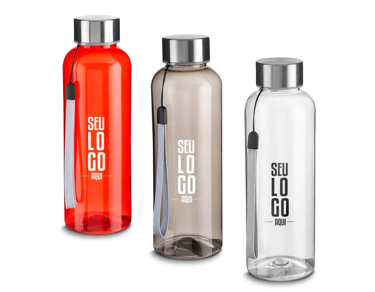 Garrafa plástica de 500ml produzida em PET reciclado, contribuindo para a sustentabilidade. Possui tampa de metal rosqueável com cordão, que facilita o transporte no dia a dia. Leve, prática e resistente, é ideal para hidratação em atividades, trabalho ou lazer. Perfeita como brinde ecológico e personalizado.