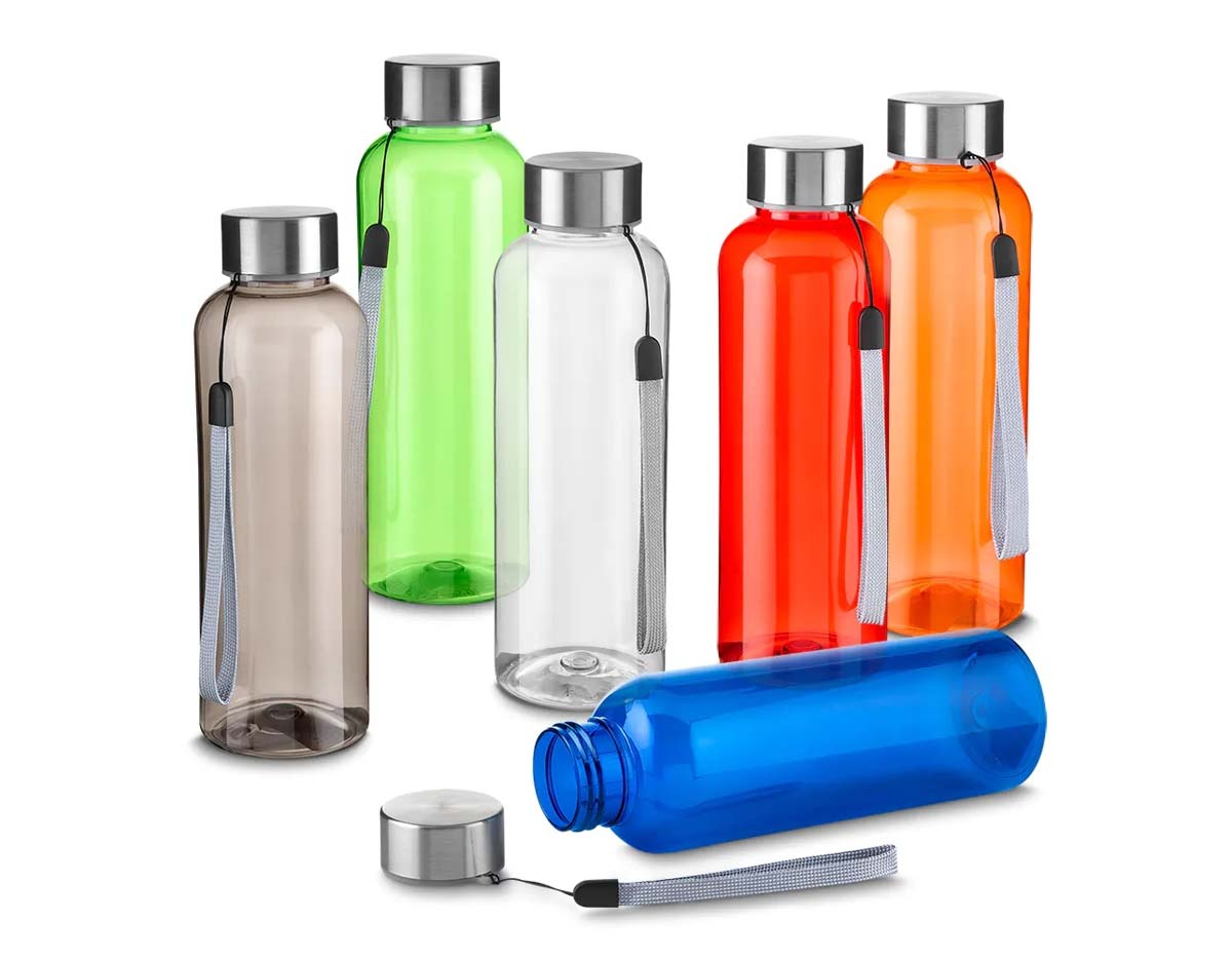 Garrafa plástica de 500ml produzida em PET reciclado, contribuindo para a sustentabilidade. Possui tampa de metal rosqueável com cordão, que facilita o transporte no dia a dia. Leve, prática e resistente, é ideal para hidratação em atividades, trabalho ou lazer. Perfeita como brinde ecológico e personalizado.