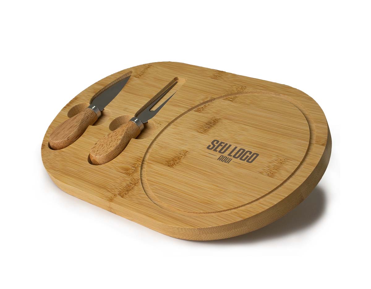 Kit queijo com 3 peças: tábua de bambu com canaleta, faca com ponta e garfo. A tábua possui ímã para encaixe e fixação dos utensílios, garantindo praticidade e organização no uso.